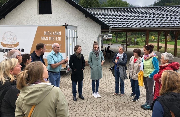 DIE EXKURSIONSTEILNEHMENDEN IN DER RHÖNER BOTSCHAFT 