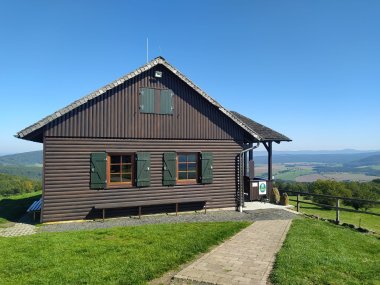 DIE DERMBACHER HÜTTE VOR MALERISCHER LANDSCHAFT 