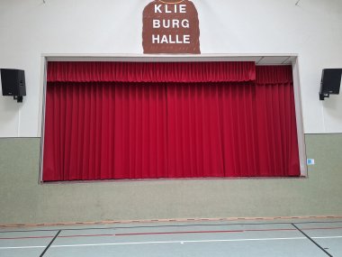 Der neue Bühnenvorhang in der Klieburghalle Wassenach