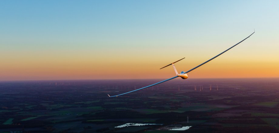 Segelflugzeug im Flug während des Sonnenunterganges Segelflugzeug im Flug während des Sonnenunterganges