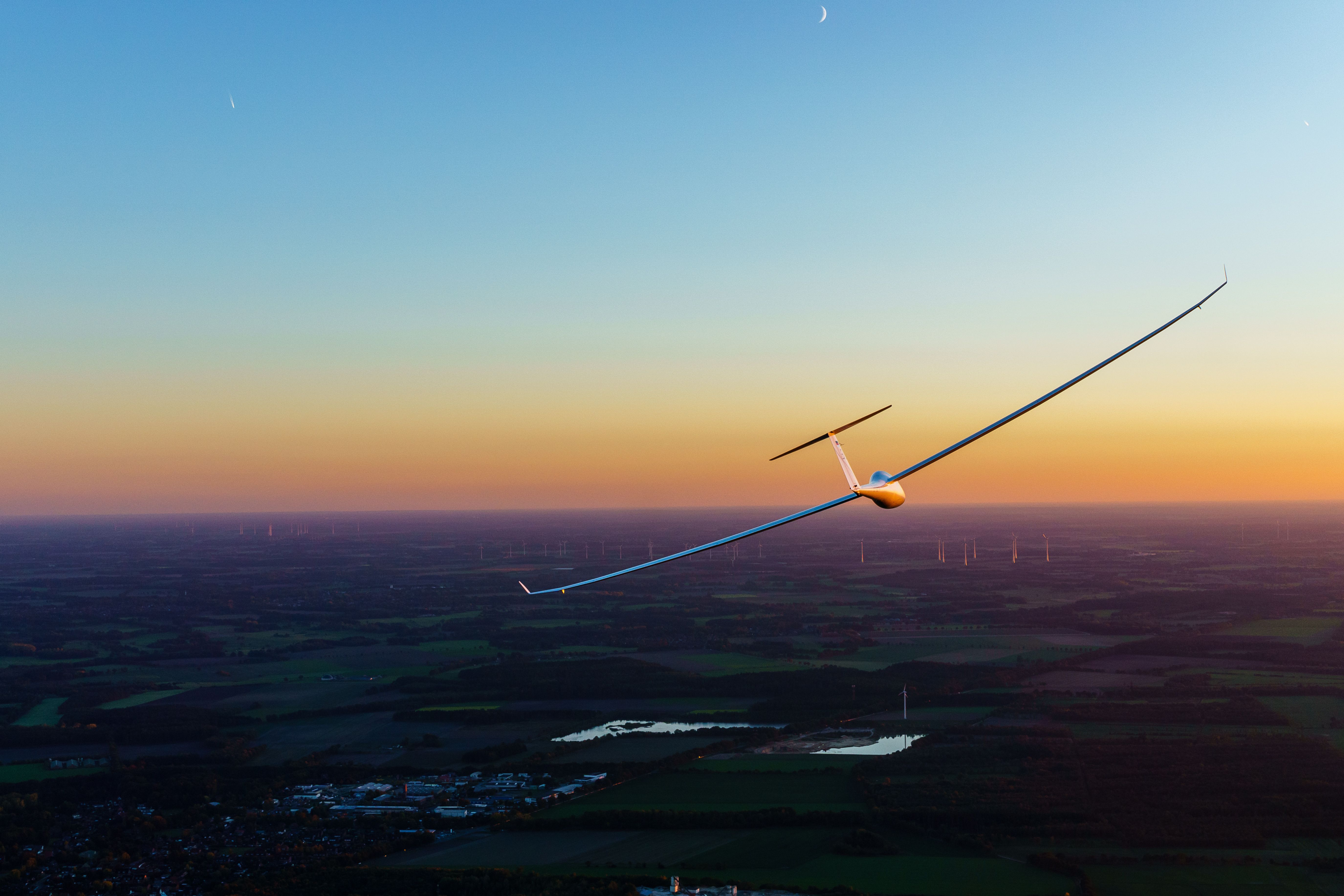 Segelflugzeug im Flug während des Sonnenunterganges